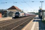 ES 64 U2 - 036 (182 536-3) MRCE Dispolok GmbH für NOB - Nord-Ostsee-Bahn GmbH mit 6 BahnTouristikExpress Reisezugwagen in Bienenbüttel und fuhr weiter in Richtung Lüneburg.