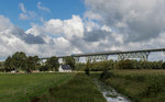 Ein Regionalzug von der NOB fährt in Richtung Hamburg und hat soeben die Hochbrücke über den NOK bei Hochdonn überquert.