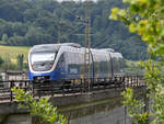 Der NordWestBahn-Triebzug VT 643 316 Anfang Juli 2019 auf dem Altenbekener Viadukt.