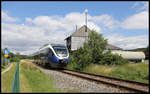 Am 29.07.2020 um 13.03 Uhr erreichte der Nordwestbahn VT 643316 auf der Fahrt von Osnabrück nach Bielefeld pünktlich den Haltepunkt Hilter. Hier passiert der Zug gerade die noch heute genutzten Gebäude des damaligen Güteranschluss Gleises des ehemaligen Bahnhof Hilter.