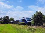 Zwei Triebwagen der NordWestBahn verlassen den Bahnhof Hesepe in Richtung Osnabrück.