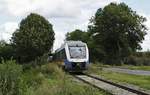 Laut pfeifend und mit nicht viel mehr als Schrittgeschwindigkeit nähert sich der NordWestBahn-VT 648 440 auf seiner Fahrt von Duisburg Hbf.