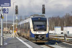 25.01.2021 - Nordwestbahn VT 648 076 als RE 18 von Wilhelmshaven nach Osnabrück. Hier bei der Einfahrt in Sande. Der Bahnsteig ist ein Behelfsbahnsteig für die Zeit des Umbaus des Bahnhofs.