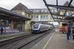 26.01.2021 - Varel. RE 18 Nordwestbahn VT 648 075 und VT 648 074 von Wilhelmshaven nach Osnabrück bei der Einfahrt in den Bahnhof Varel Gleis 1. Der Zug befindet sich unter der alten Fußgängerbrücke. Der Mittelteil der Brücke wird entfernt und höher neu aufgebaut. Die Arbeiten haben begonnen; das Dach ist teilweise bereits abgedeckt. Die heutige Brücke ist zu niedrig für die Oberleitung. In die beiden denkmalgeschützen Seitenteile werden Aufzüge eingebaut um einen barrierefreien Zugang zu den mittleren Gleisen zu ermöglichen. Die Seitenteile selbst werden renoviert.