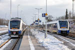 11.2.2021 - Sande Bahnhof. Zwei Nordwestbahnen kreuzen. Links VT 648 072 und 080 als RE 18 von Wilhelmshaven nach Osnabrück; rechts 1648 804/304 als RB 59 von Esens nach Wilhelmshaven. Beide Züge stehen am Behelfsbahnsteig.