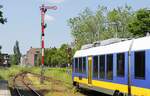 An den nördlichen Ausfahrsignalen des Bahnhofs Kevelaer vorbei fährt ein NordWestBahn-648 am 07.06.2021 nach Kleve, im Hintergrund das zu diesem Zeitpunkt noch besetzte Stellwerk Kf, das