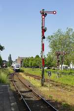 Noch einmal ein Blick auf die Formsignale an der Nordausfahrt des Bahnhofs Kevelaer mit dem aus Kleve eintreffenden 648 422 am 07.06.2021.