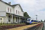 Vorbei am früheren Bahnhofsgebäude verlässt eine LINT 41-Dreifachtraktion der Nordwestbahn am 19.06.2021 Weeze in Richtung Kleve