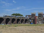 Ende August 2022 war ein Dieseltriebzugsduo der Nordwestbahn auf der Hochfelder Eisenbahnbrücke in Duisburg zu sehen.