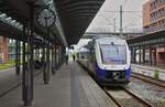 Die NordWestBahn-VT 648 085 und 090 stehen am 17.07.2024 im Bahnhof Wilhelmshaven abfahrbereit nach Osnabrück