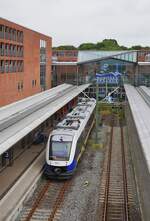 Der NordWestBahn-VT 648 093 ist am 17.07.2024 mit einer Regionalbahn aus Esens in Wilhelmshaven angekommen.