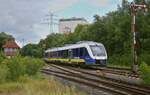 Auf dem Weg von Wilhelmshaven nach Osnabrück kommt der VT 648 087 der NordWestBahn am 17.07.2024 in Cloppenburg an.