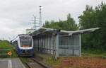 Am 17.07.2024 fahren der NordWestBahn-VT 648 091 und ein weiterer 648 auf dem Weg von Wilhelmshaven nach Osnabrück auf Gleis 2 im Bahnhof Cloppenburg ein. Nachdem Zugkreuzungen auf den Gleisen 2 und 3 durch Absperrung der Unterführung nicht mehr möglich sind, ist für diesen Fall eigentlich Gleis 1 (dieses befindet sich hinter dem Hp0 zeigenden Formsignal im Hintergrund) vorgesehen. Momentan finden die Zugkreuzungen weiter nördlich auf einem zweigleisigen Abschnitt bei Höltinghausen statt, daher hält der RE vor dem Empfangsgebäude auf Gleis 2.