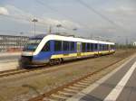 648 590-7 der NordWestBahn in Oldenburg Hbf. Dieser Triebwagen wurde an den kurz zuvor eingetroffenen Zug aus Osnabrck gehngt. Mit drei Triebwagen ging es dann nach Wilhelmshaven. Fotografiert am 15.09.2009.