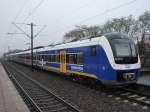 Obwohl in dem Zug nur vier Passagiere und vier NWB Angestellte waren bestand die Sonderfahrt am 20.11.2010 von Oldenburg nach Bremen aus einer fnfteiligen und einer dreiteiligen Einheit. Hier steht der Zug in Delmenhorst um zwei RE Zge aus Norddeich Mole und Nordenham berholen zu lassen.