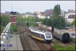 Doppeltraktion Lint41 der Nord-West-Bahn bei der Ausfahrt aus Bahnhof Wilhelmshaven ber Sande nach Esens.Rechts ein abgestellter Sonderzug mit der Lok 23 der WLE (Siemens ER20).10/09/2011