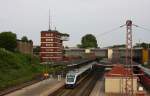 Turmbahnhof Osnabrck: Links der alte Hochbunker aus Kriegszeiten, daneben
das Zentralstellwerk fr beide Bahnhofsebenen, weiter die verkleidete
obere Eisenbahnebene mit dem unmittelbar hinter der Glasfront gelegenen
Bahnsteig bzw. Gleis 1. Im unteren Bahnhof steht abfahrbereit der Nord
West Bahn VT 648073. Hier enden und beginnen die Zge nach Oldenburg
und der Strecke via Delmenhorst nach Bremen. Auerdem verkehren hier die
Zge der Strecke Rheine - Lhne also IC der Relation Amsterdam - Berlin.
 
