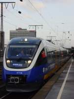 10.12.2006: BR 643 am HBF Essen. Tag der Betriebsaufnahme der NordWestbahn, Abfahrt des RE 14 (Essen-Borken) um 14:31 Uhr. Die beiden Triebwagen hatten Mhe, den Ansturm der Interessenten zu bewltigen.