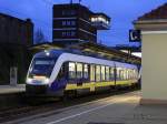 Nordwestbahn zur blauen Stunde im unteren Hauptbahnhof von Osnabrück.