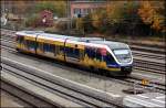 VT 643302 der Nordwestbahn trägt eine interessante Werbebeklebung für den  Haller Willem , der Strecke Osnabrück - Halle - Bielefeld. Am 26.10.2015 war er jedoch zwischen Paderborn und Kreiensen im Einsatz. Um 10.36 Uhr rangierte und machte er Kopf in Kreiensen und fuhr an den Bahnsteig für die Rückleistung nach Paderborn.