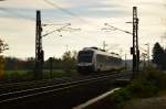 Ein RE10 einzeln fahrender Triebwagen ist hier im Gleisbogen bei Kaarst-Broicherseite gen Kleve fahrend von mir abgelichtet im Gegenlicht der Morgensonne.