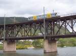 RegioShuttle der TransRegio-Bahn am 18.10.2004 auf der kombinierten Eisenbahn-Strassen-Brcke ber die Mosel bei Bullay, Strecke Koblenz - Trier.