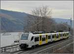 Der Trans regio Triebzug 460 008-6 begegnet einem Schiff auf dem Rhein bei seiner Durchfahrt in Oberwesel.