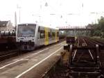 VT 004 (Trans Regio Rheinland Pfalz) mit einem Regionalzug Andernach-Mayen Ost auf Bahnhof Andernach am 20-7-2000.