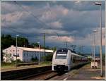 Einfahrt unter dramatischem Himmel des Trans regio 460 016-9 in den Bahnhof Koblenz-Ltzel am 22.05.2011 (Jeanny)