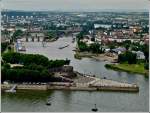 - Kleine und groe Zge - Verschwindend klein wirkt die Trans regio Einheit auf der Moeselbrcke in Koblenz im Vergleich zum Deutschen Eck.