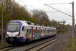 Ein Zug der S-Bahn Hannover von Celle fährt in die Station Karl-Wiechert-Allee ein.