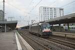 Da der TRI-Ersatzzug auf der Linie RE 11 ohne Steuerwagen verkehrt, muss ES 64 U2-005 in Essen umsetzen (18.01.2022) 