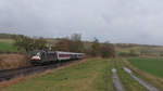 MRCE 182 505 (ES64 U2-005) fährt mit ihrem TRI-Ersatzzug auf dem RE11 in Richtung Kassel-Wilhelmshöhe.