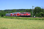 DB Gebrauchtzug 111 011-3 fährt mit ihrer TRI-Ersatzgarnitur als RB17c nach Bretten und erreicht hier in Kürze den Haltepunkt Heidelsheim Nord.