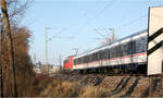 Ersatzzug auf der Remsbahn - 

Da die Flirt-2 Triebwagen so nach und nach auf das ETCS-Kontrol-System umgerüstet werden, werden manche RE-Kurse mit älteres Wagenmaterial gefahren. Hier ein Nachschuss auf einen TRI-Zug gezogen von einer Lok der Baureihe 111.
Eine 111 in S-Bahn-Lackierung kann derzeit auf der Remsbahn auch beobachtet werden.

Kernen-Rommelshausen, 14.02.2023 (M)