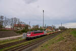 Im Zuge des Ausbaus der Bahnstrecke Leipzig - Hof wird auch der Haltepunkt Treben-Lehma modernisiert. Am 04.04.2024 waren die Vorbereitungen bereits im Gange als 140 855 mit einem leeren Containerzug durch den Haltepunkt fuhr.