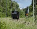 Triebwagen Zeug Christe der Trossinger Eisenbahn mit beachtenswerten Strommasten, die vermutlich noch Überlebende aus dem 19.