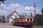 Im Jahr 2003 wurde die TE einer groangelegten Streckenerneuerung unterzogen, wobei in Trossingen Bf die Strecke verlegt wurde, um reibungslos auf das DB-Streckennetz bergehen zu knnen. Dem Umbau der Strecke fiel der kurze Streckenabschnitt zum Bahnhofsvorplatz zum Opfer, wo auf dem Foto der T3 am 11.7.'03 noch ein vorletztes Mal auf Fahrgste wartete.