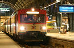 VHT (?) / TSB VT2E (genaue Fahrzeugnummer unbekannt) // Frankfurt Hbf // 4. Januar 2007
Das Bild wurde von einem benachbarten (niedrigeren und öffentlich zugänglichen) Bahnsteigzugang aufgenommen.