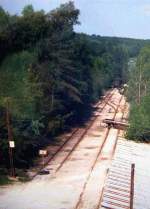 Bereitstellungsgleise auf dem Firmengelnde. Links ist noch ein alter Oberleitungsmast zu sehen, Quarzit-Werke im Kpperner Tal, 1. Hlfte der 1980iger Jahre.
