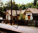 Bahnhof Saalburg / Ts. (Km 7), es ist der noch geffnete Kundenschalter zwischen den Mastfen zu erkennen, 1. Hlfte der 1980iger Jahre.
