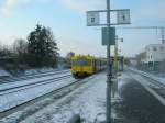 Zu Beginn des Nachmittages stand eine Doppelkette aus VT2E (renoviert)Triebwagen am eisigen 19.Dezember.2009 im Bahnhof Usingen. Das Fahrtziel war Grvenwiesbach.
Ich htte gerne mehr Bilder gemacht, doch wegen der Temperatur von -15C schmerzten meine Finger derartig, dass ich notgedrungen, berstrzt und viel zu schnell als ich geplant hatte den Heimweg antrat. 