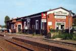 Bahnhof Wehrheim - noch ohne Grafiti, dafr aber mit Briefkasten, 1. Hlfte der 1980iger Jahre.
