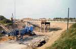 Bau der Bahnbrcke fr die Ortsumgehung Werheim. Links der Flutlichtmast fr die nchtliche Ausleuchtung der Baustelle, 1. Hlfte der 1980iger Jahre.