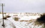 Der  Hecken-Express  unterwegs im winterlichen Usinger Land, hier am Einfahrtssignal vor Usingen, 1. Hlfte der 1980iger Jahre.
