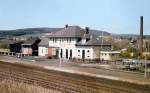 Bahnhofsgebude in Usingen und Gterschuppen - man beachte die Baugleichheit mit dem Bahnhofsgebude in Friedrichsdorf, 1. Hlfte der 1980iger Jahre.
