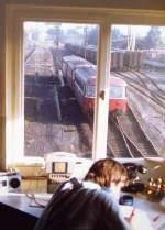 Blick aus dem Stellwerk - Schienenbus-Kreuzung in Usingen am spten Nachmittag, 1. Hlfte der 1980iger Jahre.
