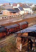 Romantik zwischen Bahhofsgebude, Lokschuppen und ausgemusterten Gterwagen in Usingen, 1. Hlfte der 1980iger Jahre.
