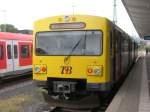 An diesem Samstagnachmittag wird sich der renovierte VT2E-Triebwagen, der gerade im Bahnhof Bad Homburg pausiert auf den Weg in den Hintertaunus machen (25.