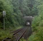 (2/3) Schienenbus Richtung Wetzlar bei der Ausfahrt aus dem Hasselborner Tunnel, 1.